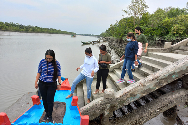 Godkhali jetty arrival point for Sundarban tour boats